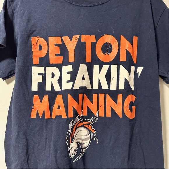 Peyton Manning Denver Broncos Crewneck T-Shirt NFL Tee Men’s/Unisex Size Small - Picture 3 of 11
